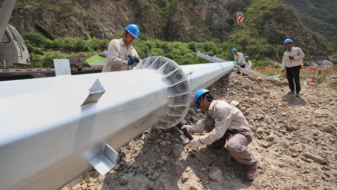 提前适应赛道？周冠宇队友博塔斯雨中骑行上赛道